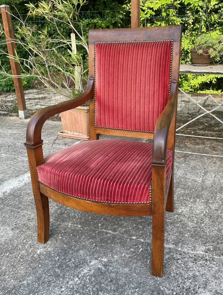 Fauteuil de 1820-30 en noyer massif 