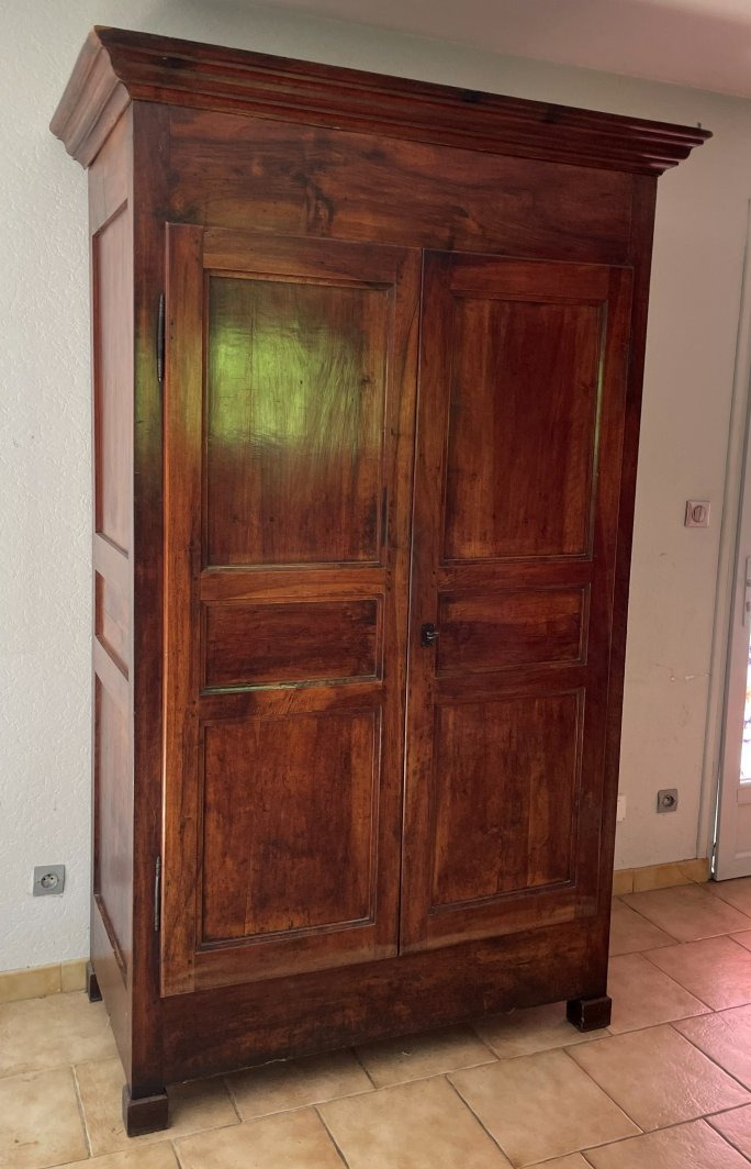 Armoire Louis Philippe en noyer massif, 