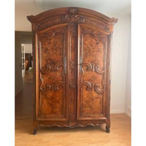 Grande Armoire Bressanne du 19ème siècle en très bon état.