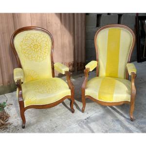 Two 19th-century Yellow Voltaire Armchairs In Walnut 
