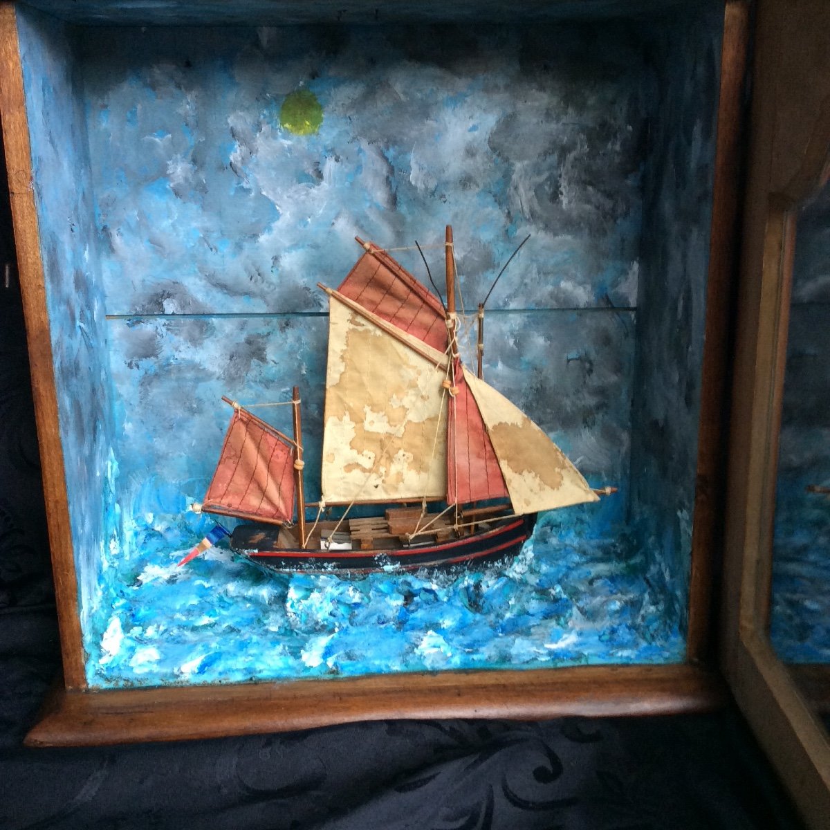 Diorama, Ex-voto,thonier De L’ile De Groix Dans La Tempête, Vitrine En Bois avec sa porte moulurée ,nommé,daté au dos .-photo-2