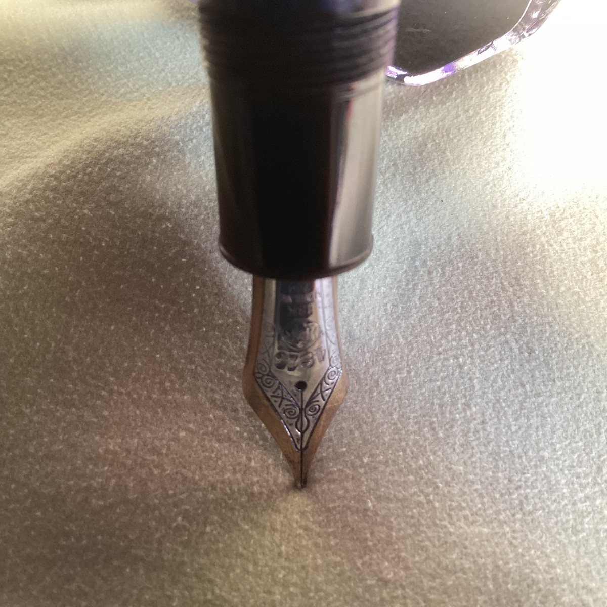 Gros stylo plume « mont-blanc « plume or 2 tons 18 k  joint avec sa bouteille encre violette .-photo-2