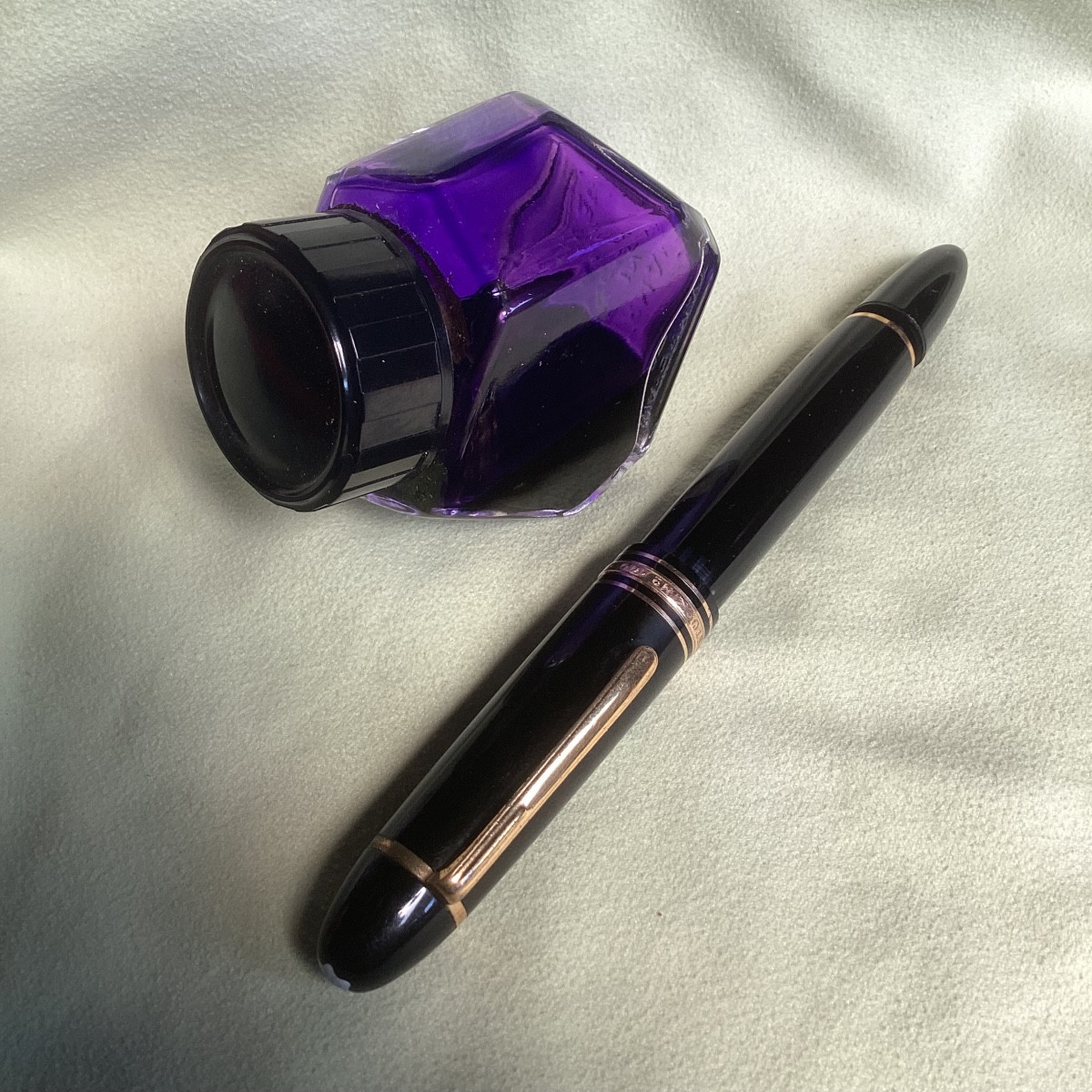Gros stylo plume « mont-blanc « plume or 2 tons 18 k  joint avec sa bouteille encre violette .-photo-4