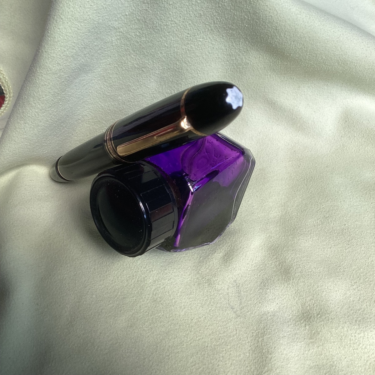 Gros stylo plume « mont-blanc « plume or 2 tons 18 k  joint avec sa bouteille encre violette .