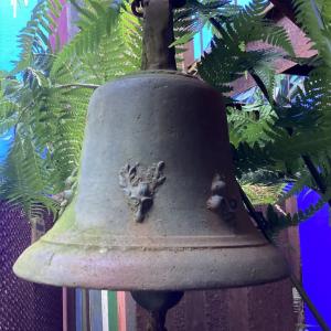 Cloche De Manoir Bronze 18 Eme,décor Fleurs De Lys Et Têtes De Cerf Sur Pourtour,très Beau Son.