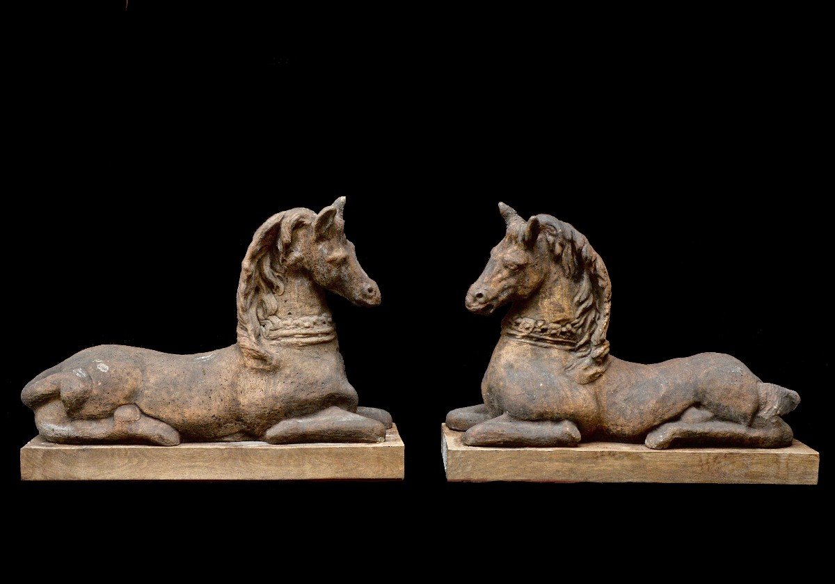 Paire de Chevaux Couchés de Perron