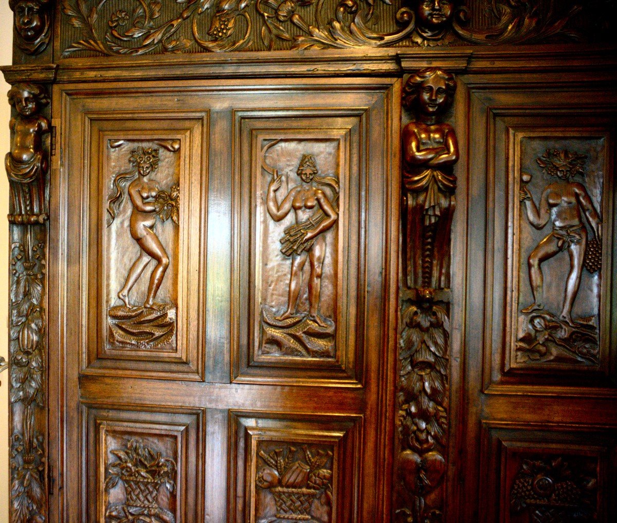 Figured Wardrobe From Bas-languedoc Or Surène, 17th Century In Walnut-photo-5