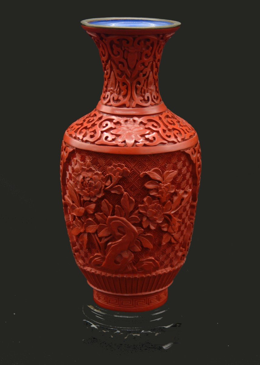 Chine Vase en Laque Rouge Sculptée