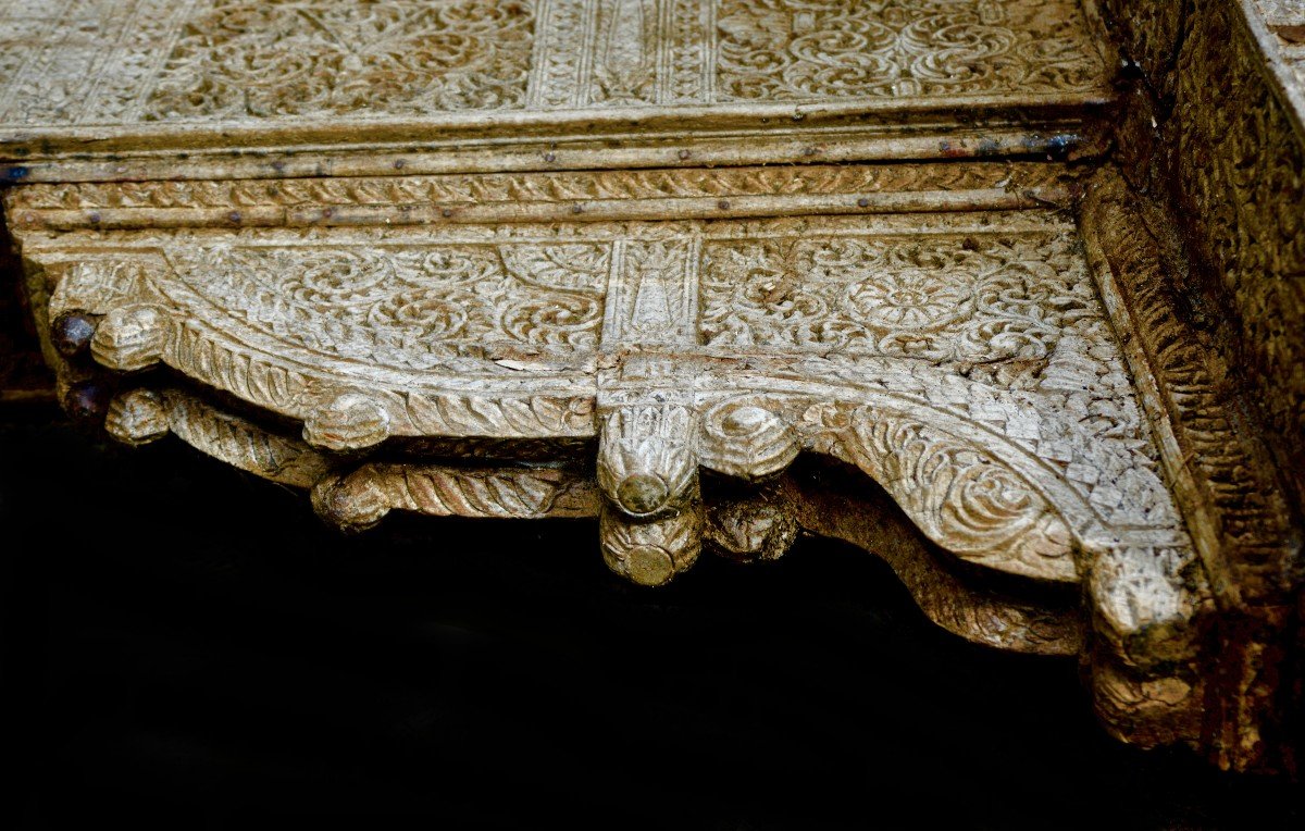 Large Lintel With Its Carved Wooden Corbels, India 19th-photo-1