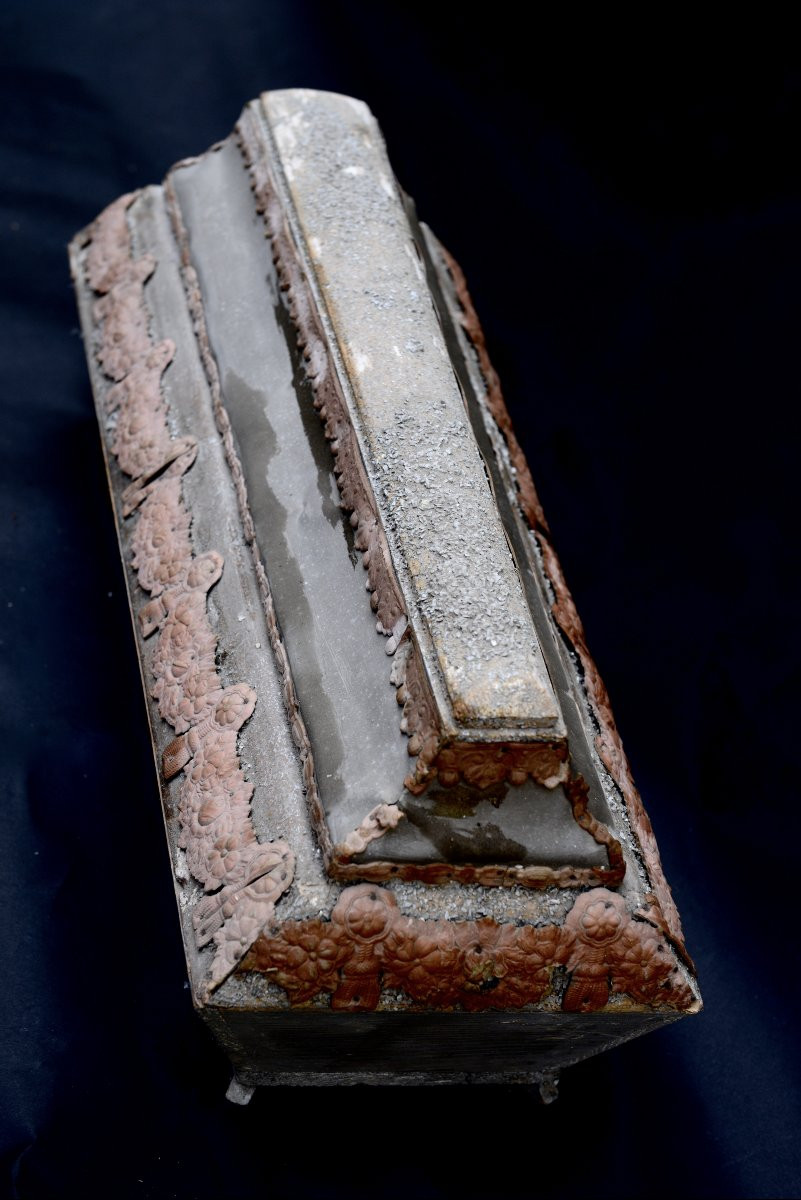 Small 19th Century Scalloped Zinc Sarcophagus-photo-3