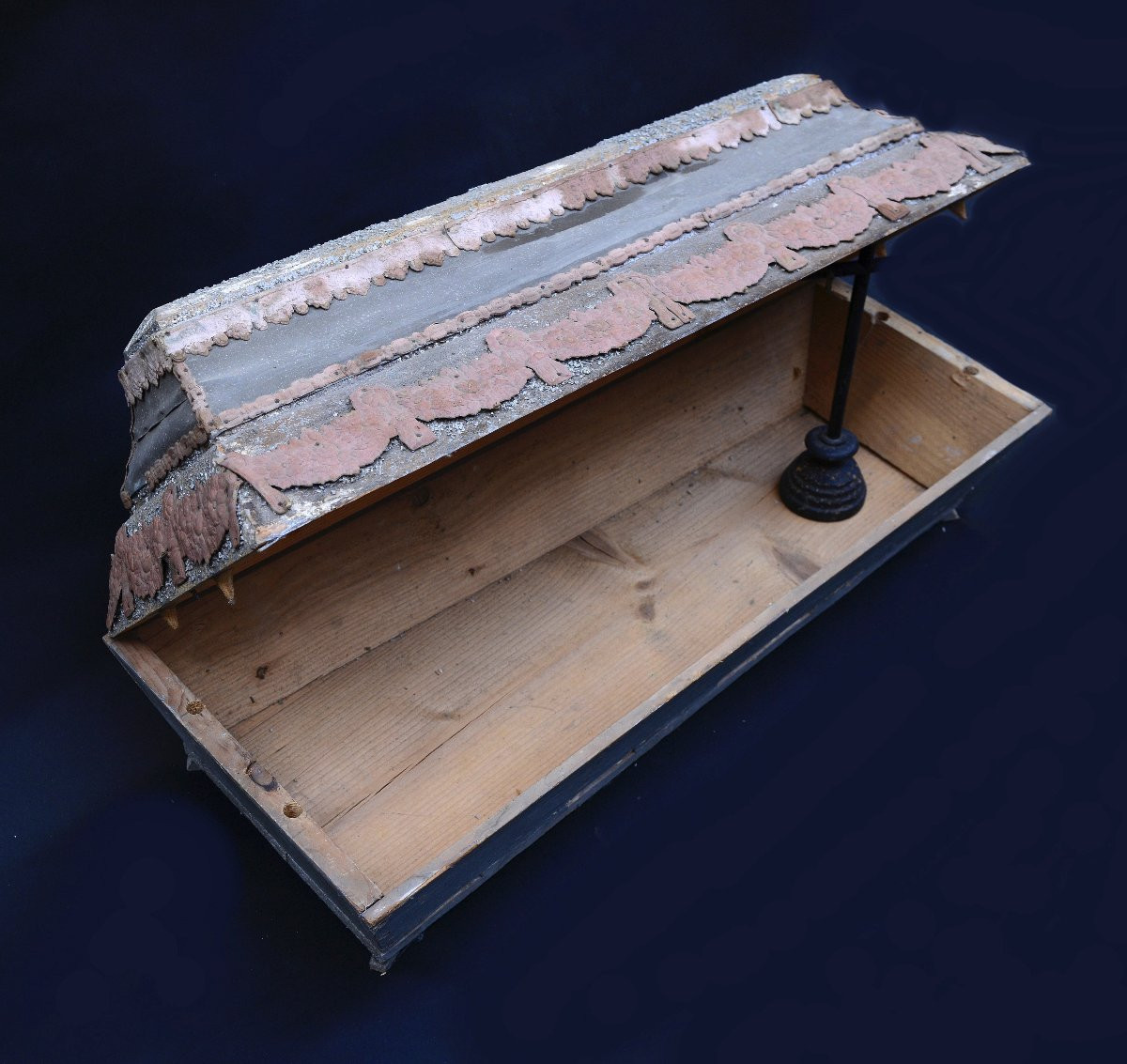Small 19th Century Scalloped Zinc Sarcophagus-photo-4