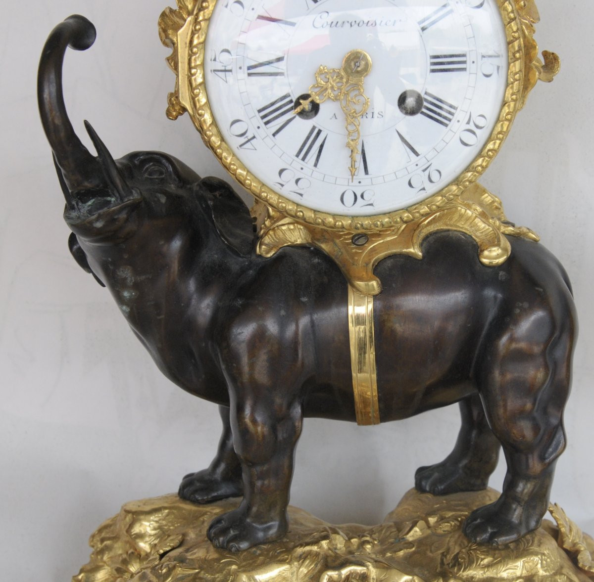 Pendule à "l'Eléphant Barrissant et le Putto" en Bronze Doré, Courvoisier à Paris, début XIXème-photo-4