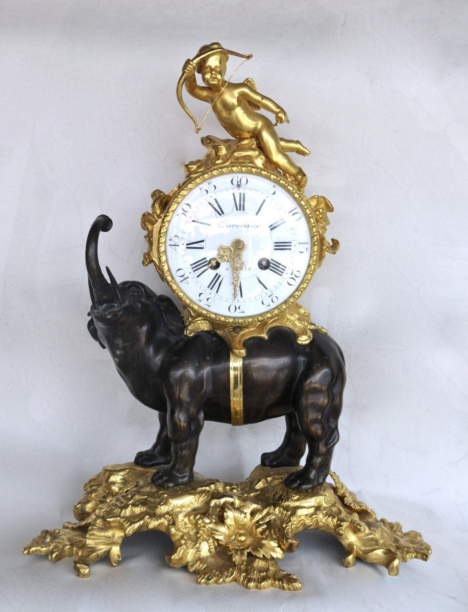 Pendule à "l'Eléphant Barrissant et le Putto" en Bronze Doré, Courvoisier à Paris, début XIXème
