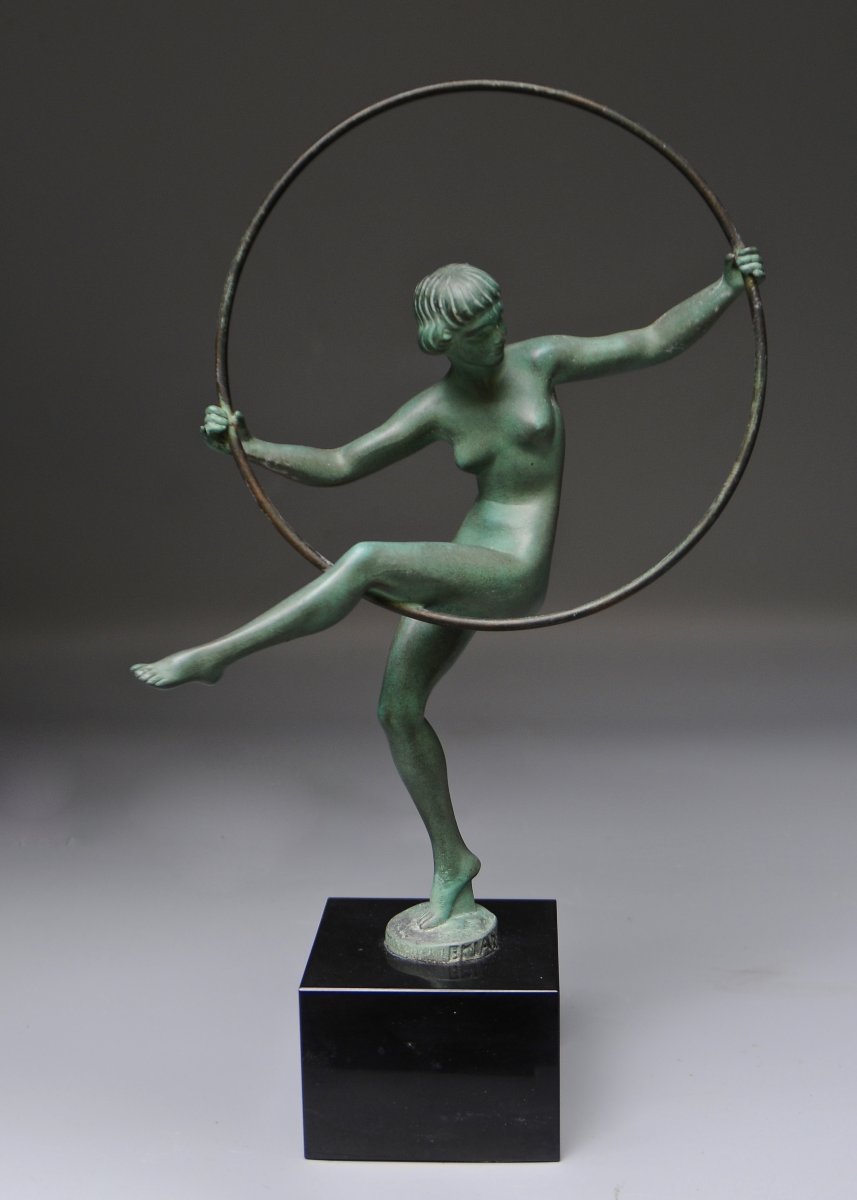 "Danseuse au cerceau" signée Briand (Bouraine)