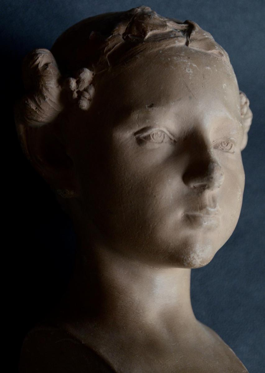 Buste De Jeune Femme à La Tête Ceinte De Pampres Par Eugène D. Piron-photo-1