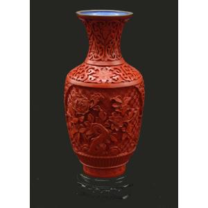 Chine Vase en Laque Rouge Sculptée