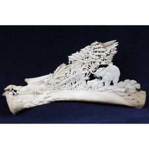 Omoplate sculptée d'un décor aux Eléphants attaqués par des Tigres, Asie 19ème