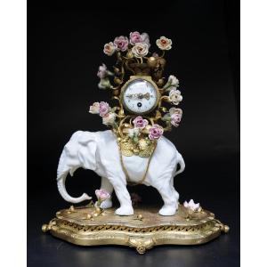 Pendule à l'Eléphant, Porcelaine Blanche et Bronze Doré vers 1920
