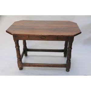 Table à écrire ou table de milieu de style Louis XIII en Noyer, 18ème