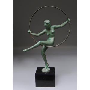 "Danseuse au cerceau" signée Briand (Bouraine)