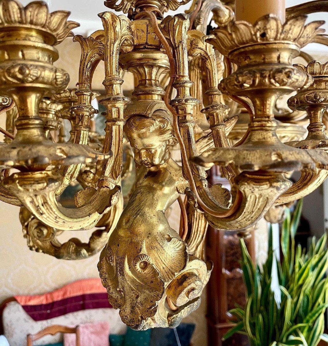 Proantic: important lustre en bronze doré aux amours musiciens