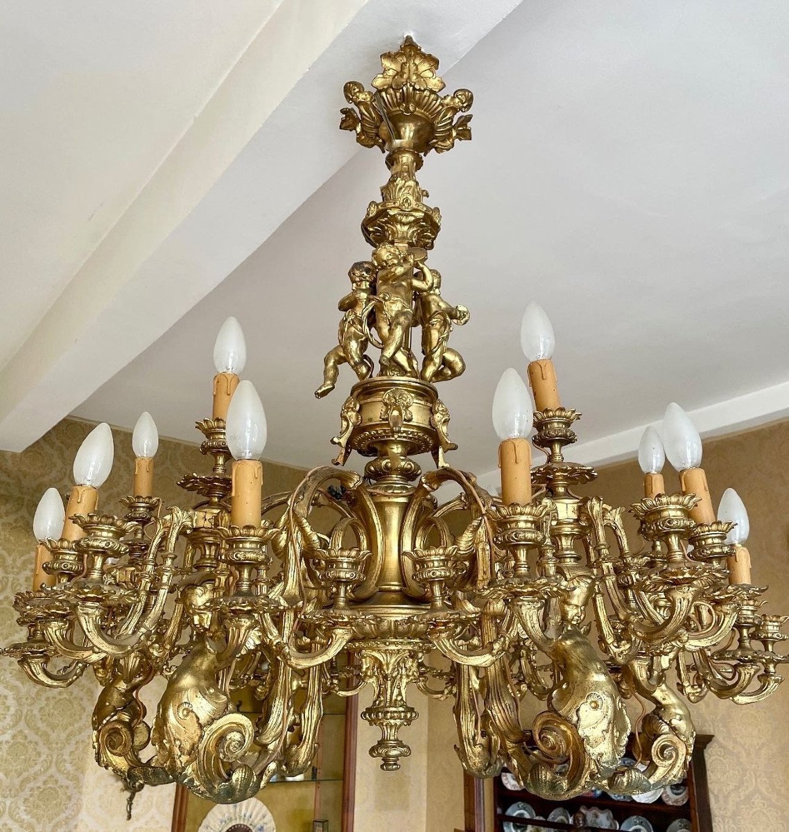 Proantic: important lustre en bronze doré aux amours musiciens