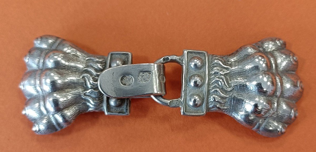 Attaches De Cape Anciennes En Argent Motif Panier - Belle Époque, France