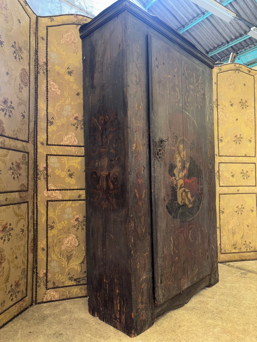 Italian Furniture With Painted Decoration Of Madonna And Child-photo-2