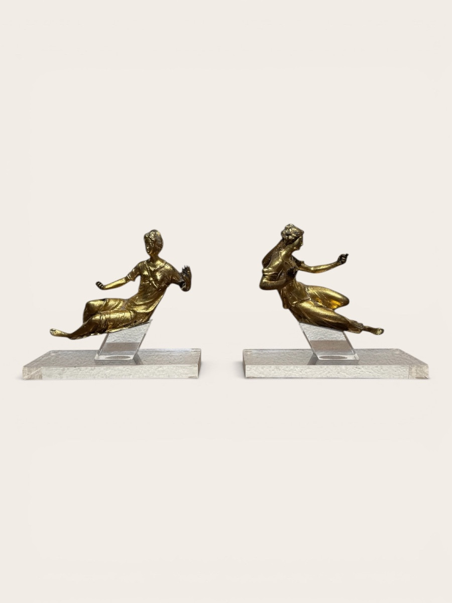 Couple de figures féminines. Italie, XVIIIe siècle. Bronzes dorés.