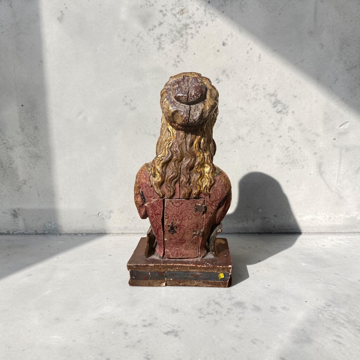 Reliquaire en forme de buste. XVIIe siècle.  Bois polychromé.-photo-2