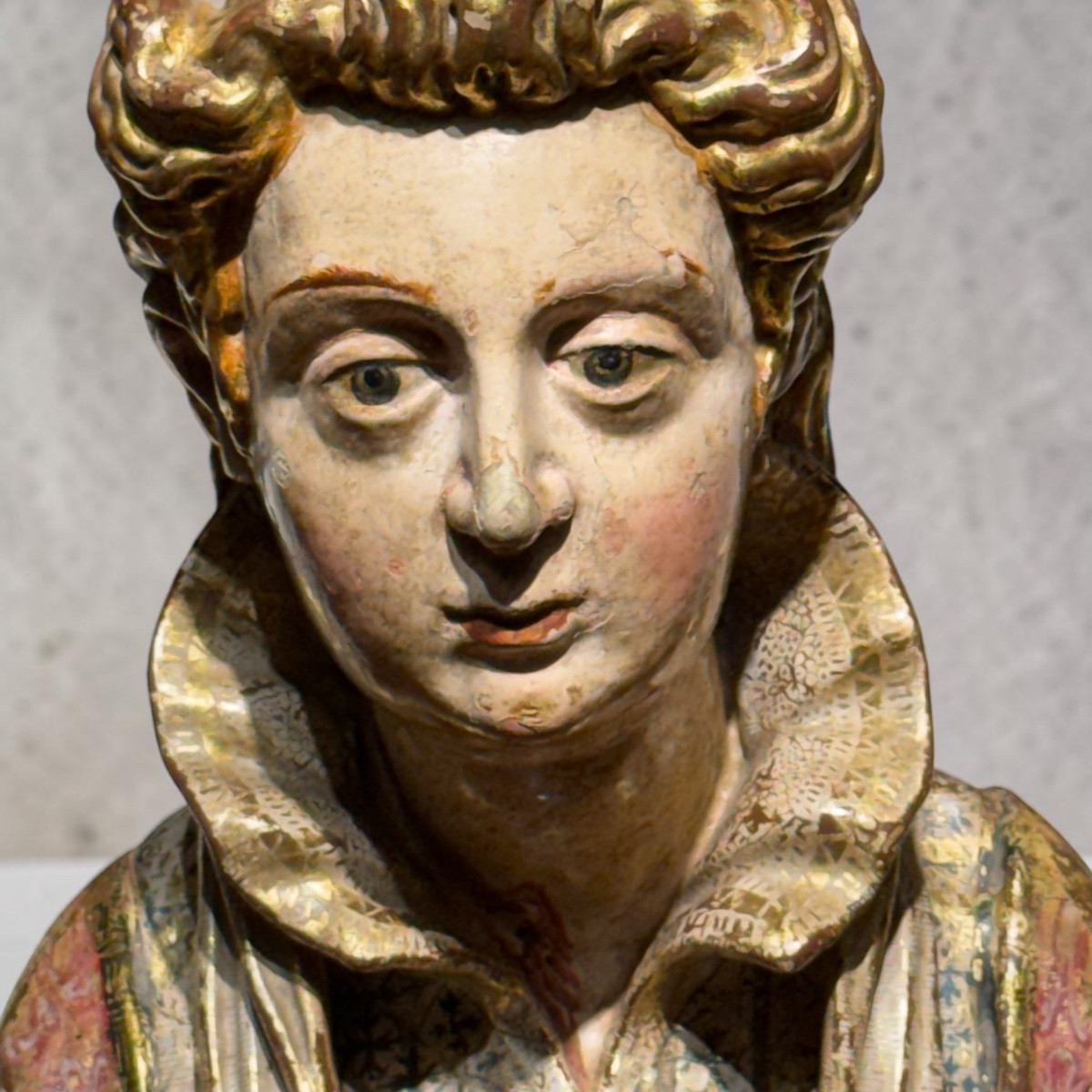 Reliquaire en forme de buste. XVIIe siècle.  Bois polychromé.-photo-3