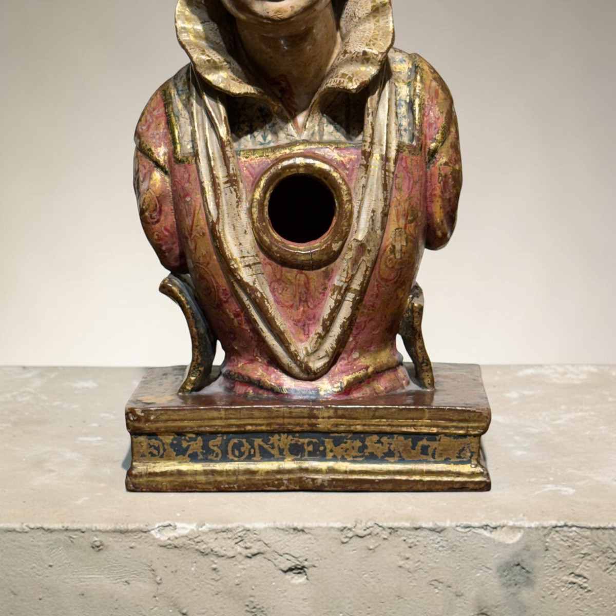 Reliquaire en forme de buste. XVIIe siècle.  Bois polychromé.-photo-4