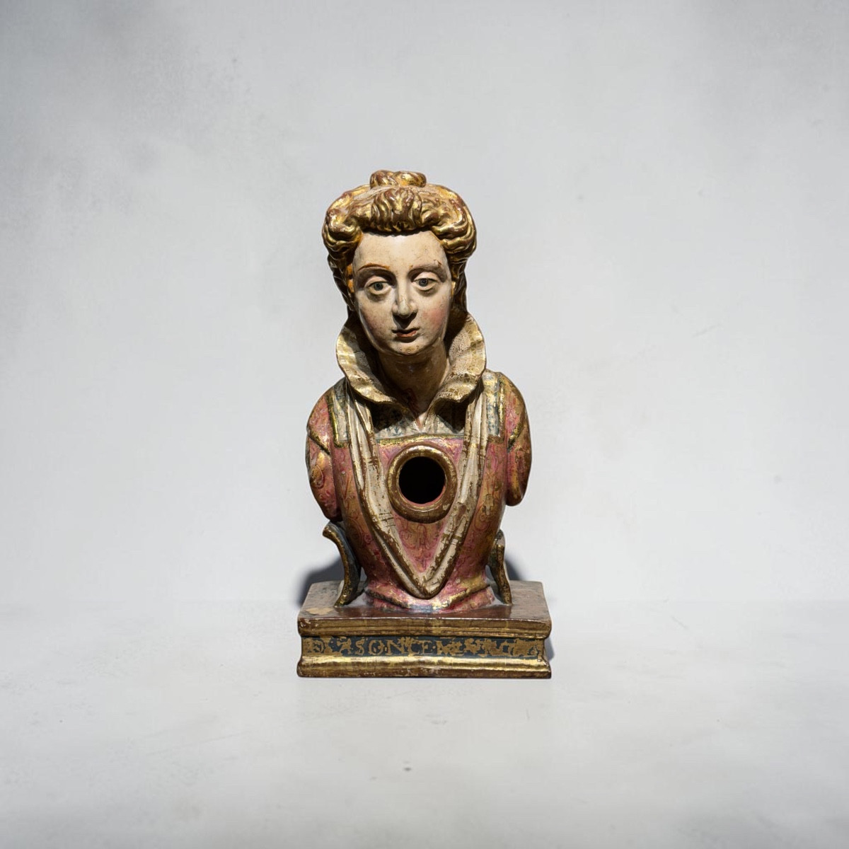 Reliquaire en forme de buste. XVIIe siècle.  Bois polychromé.