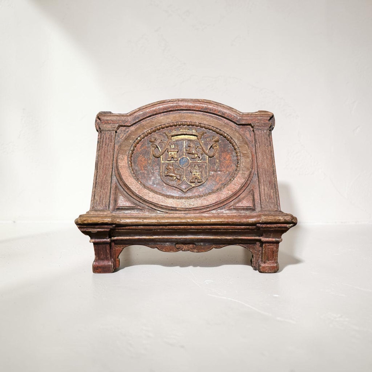 Pupitre de table avec armoiries royales espagnoles. Bois sculpté et polychromé. Époque de Charl-photo-2