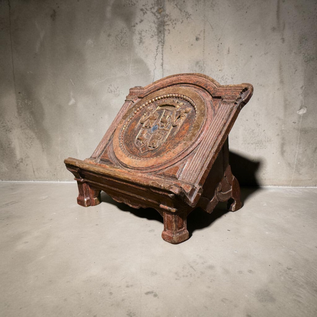 Pupitre de table avec armoiries royales espagnoles. Bois sculpté et polychromé. Époque de Charl-photo-3