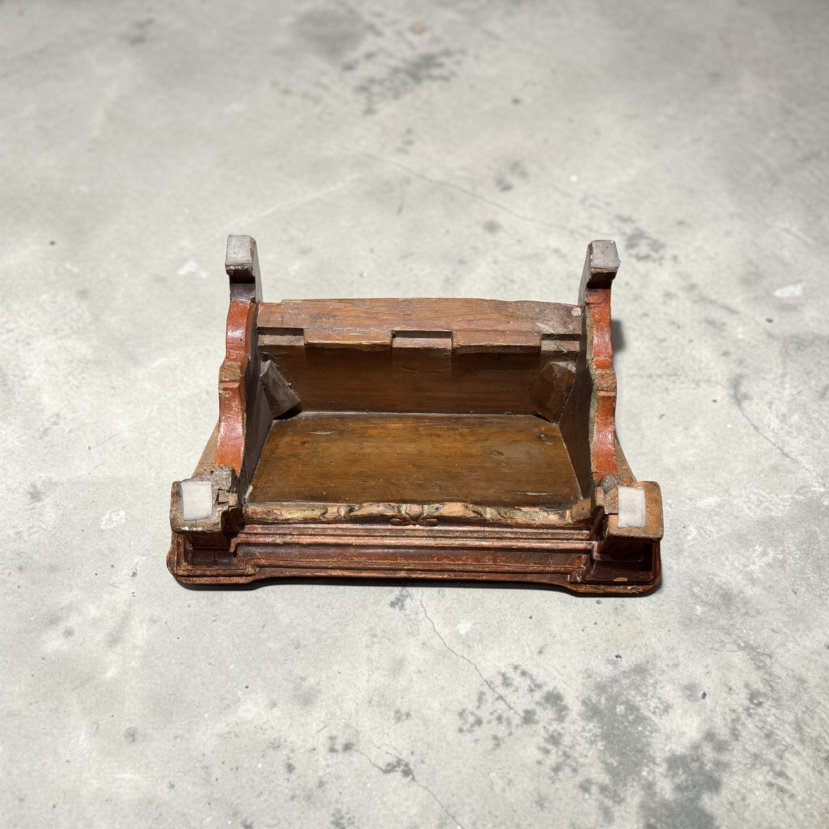 Pupitre de table avec armoiries royales espagnoles. Bois sculpté et polychromé. Époque de Charl-photo-1