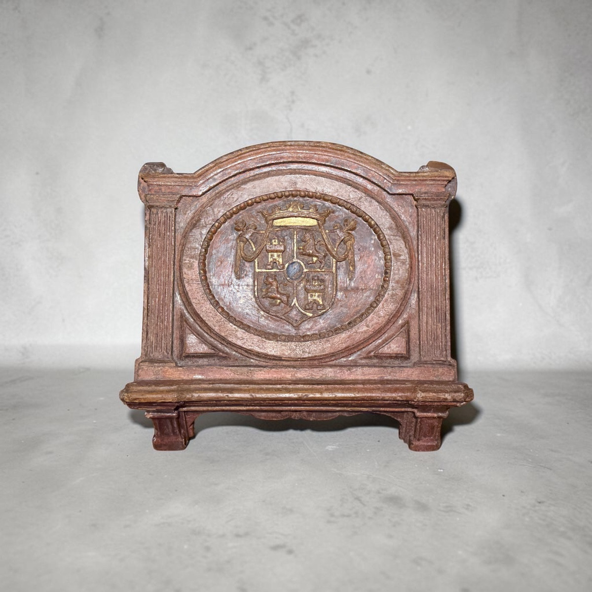 Pupitre de table avec armoiries royales espagnoles. Bois sculpté et polychromé. Époque de Charl