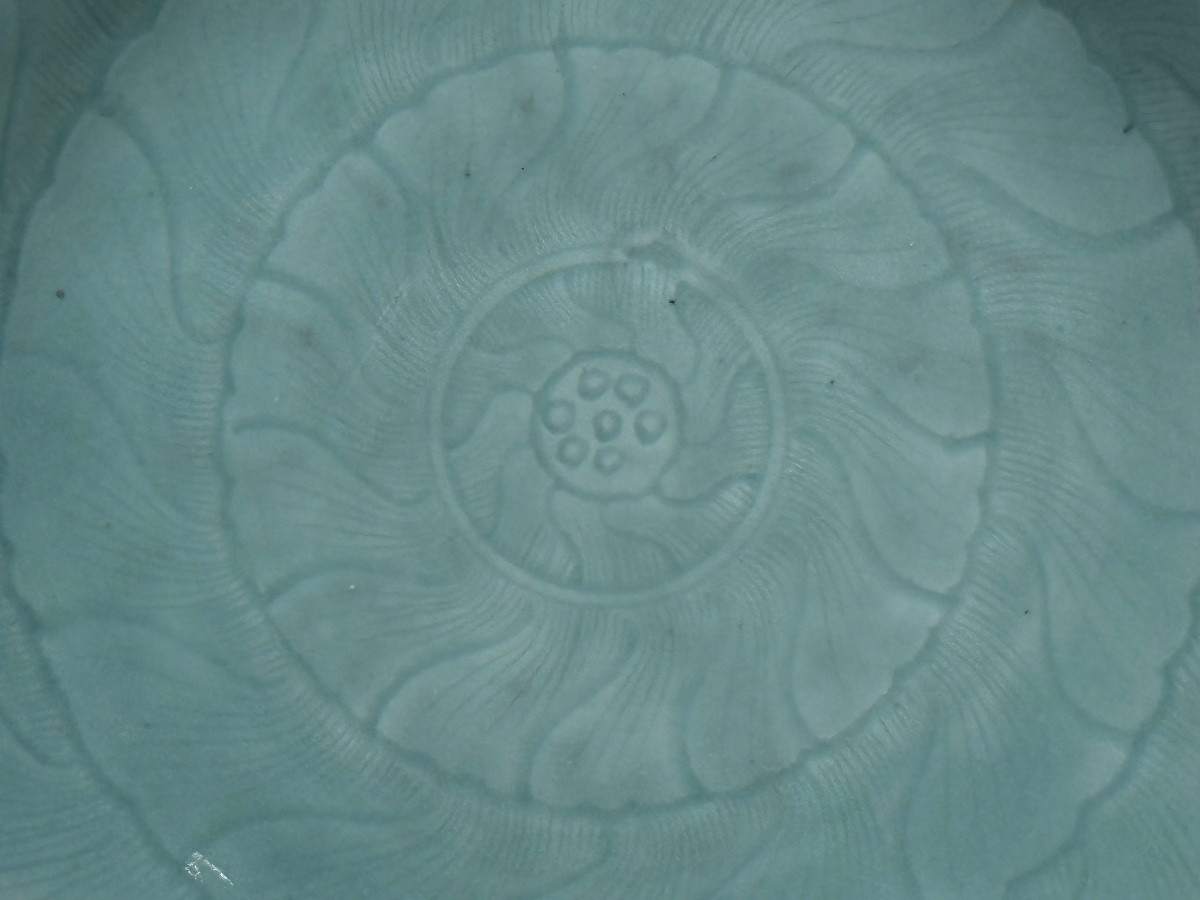 ASSIETTE EN CÉLADON, bord ondulé et décor en relief composé de cercles concentriques formant qu-photo-1