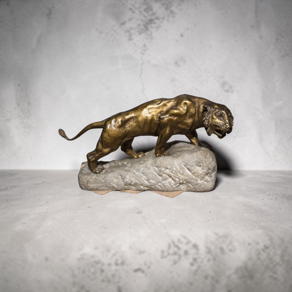 Tigre des neiges. Bronze doré et marbre. Victor Rousseau
