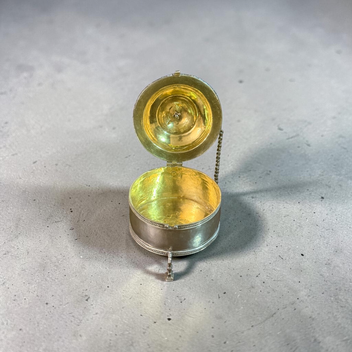 Pyxide à trois pieds. Argent avec intérieur doré. XVIIIe siècle.  Poinçon non ident-photo-2