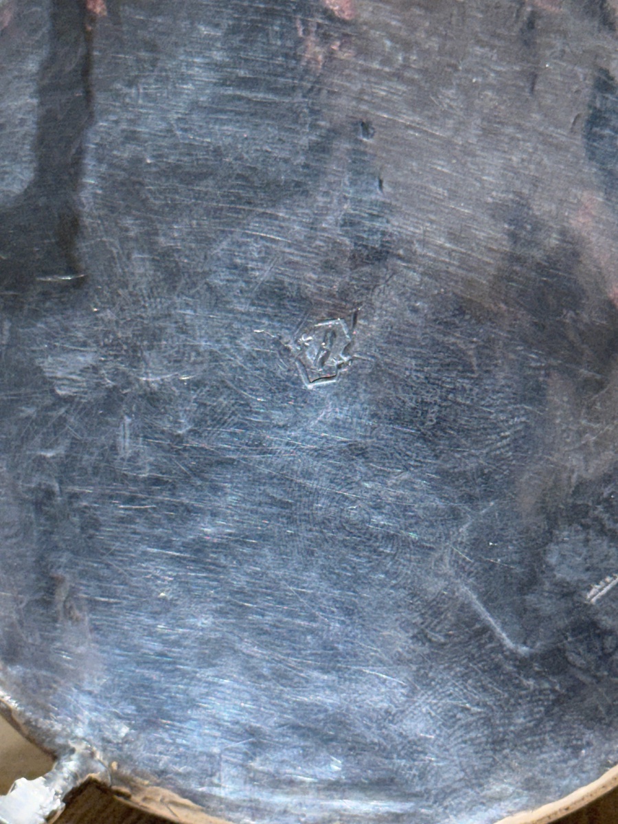Pyxide à trois pieds. Argent avec intérieur doré. XVIIIe siècle.  Poinçon non ident-photo-3