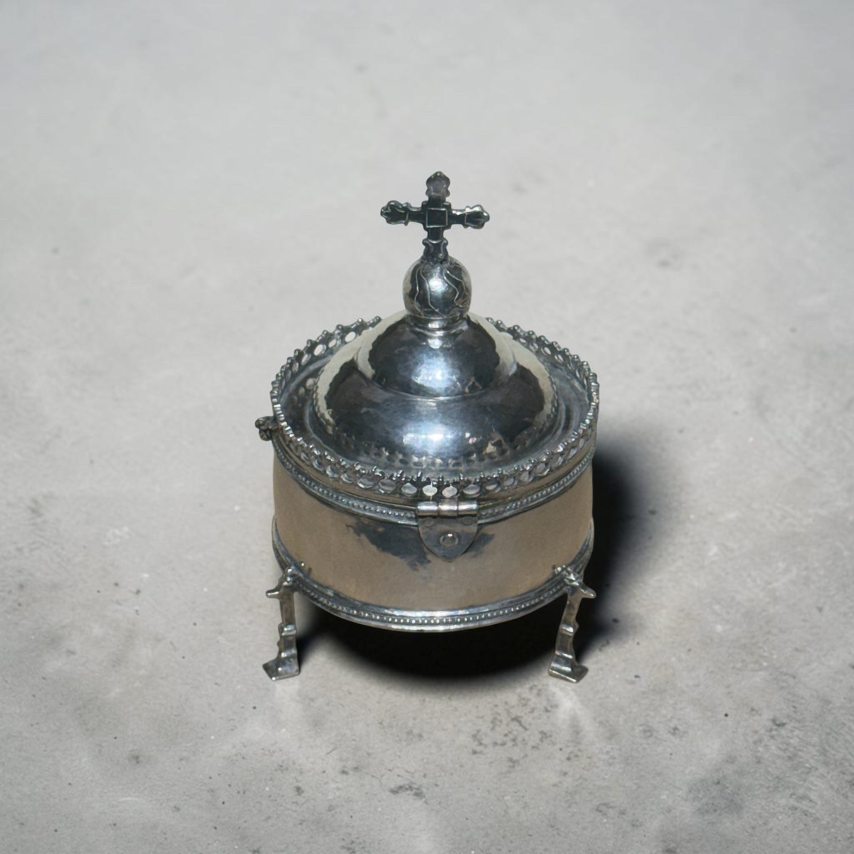 Pyxide à trois pieds. Argent avec intérieur doré. XVIIIe siècle.  Poinçon non ident