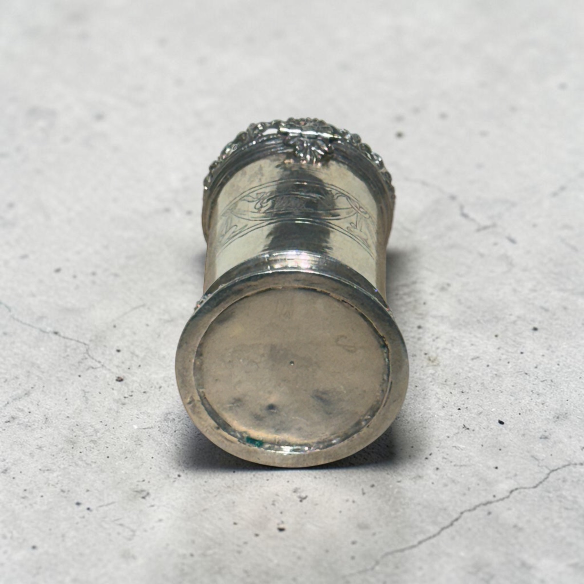 Pyxide cylindrique. Argent. Sans poinçons. -photo-2