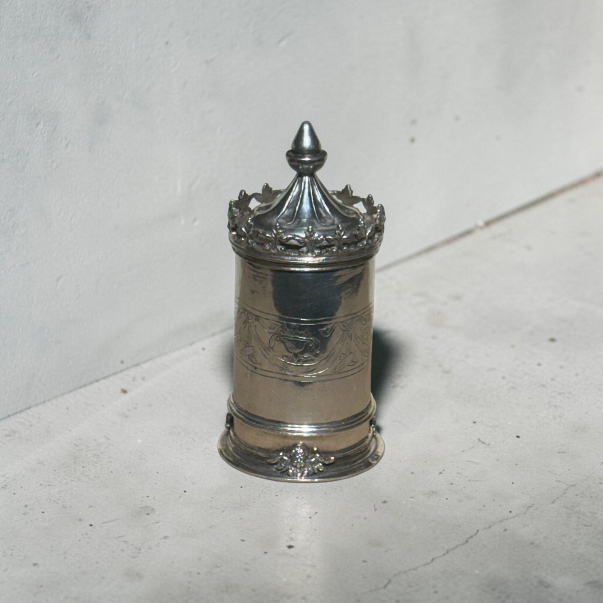Pyxide cylindrique. Argent. Sans poinçons. 
