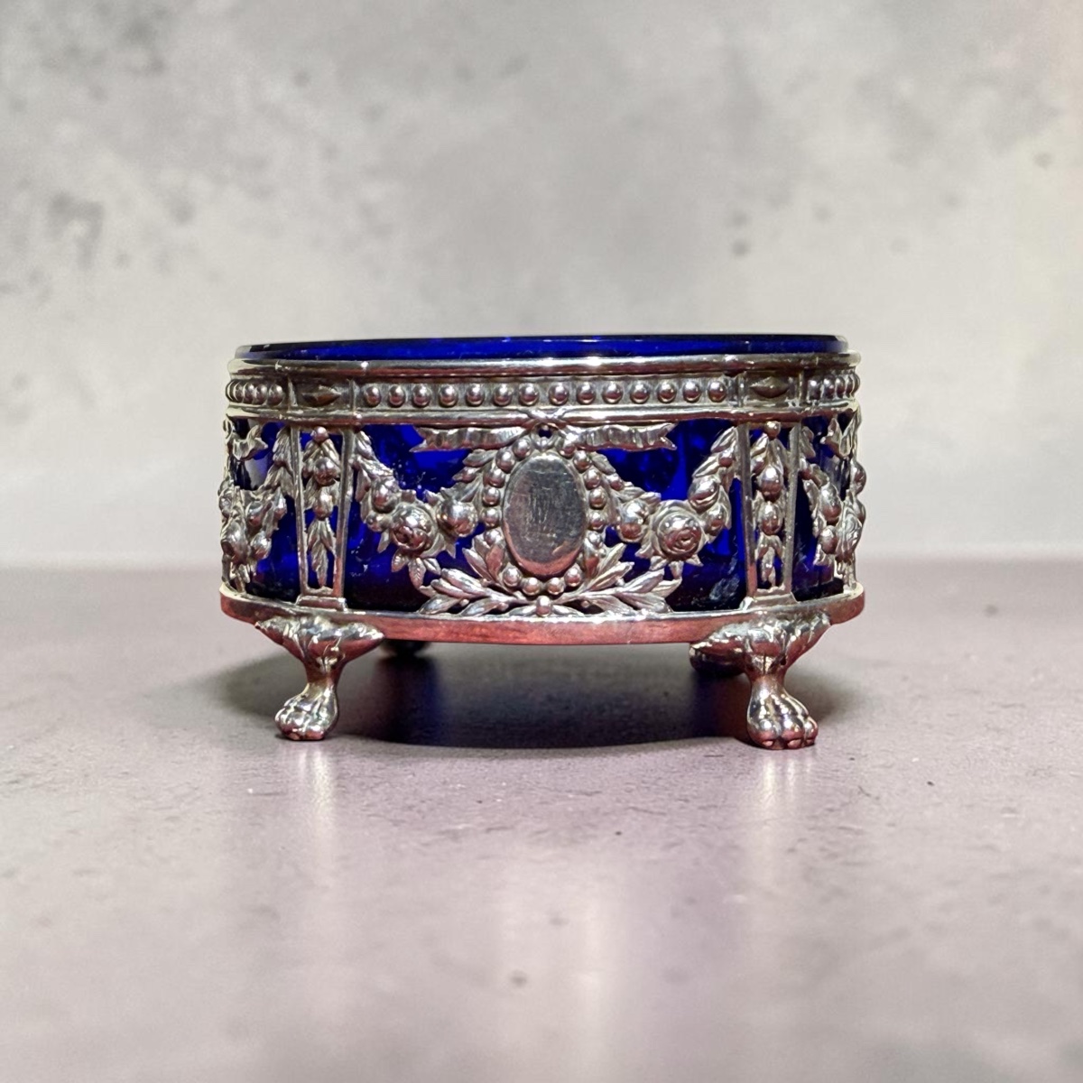 Pair Of Neoclassical Salt Shakers. France. Early 21st Century. Silver And Cobalt Blue Glass. Poi-photo-2