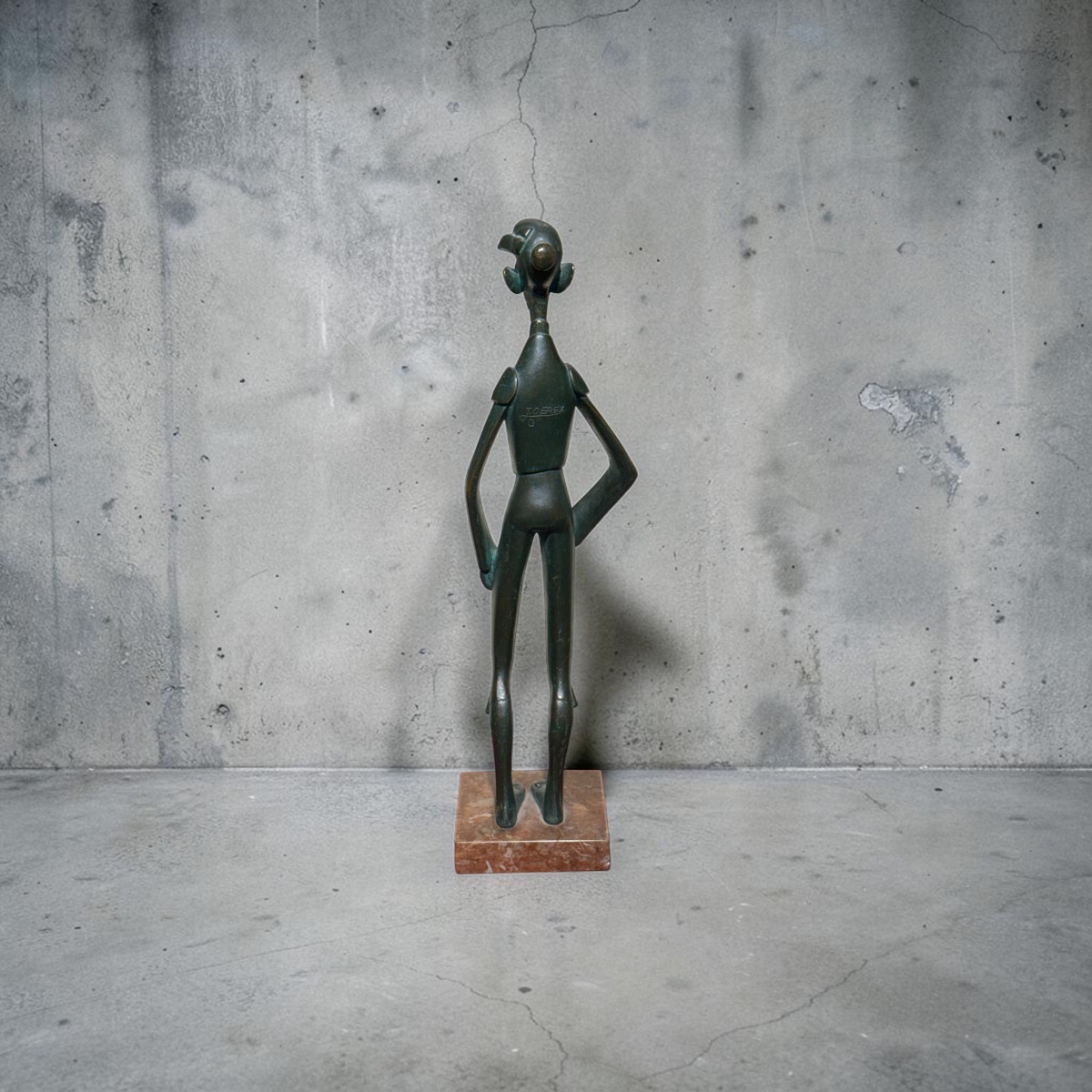 Torero picassiano. Bronze à patine verte. Signé « J. Gerez ».