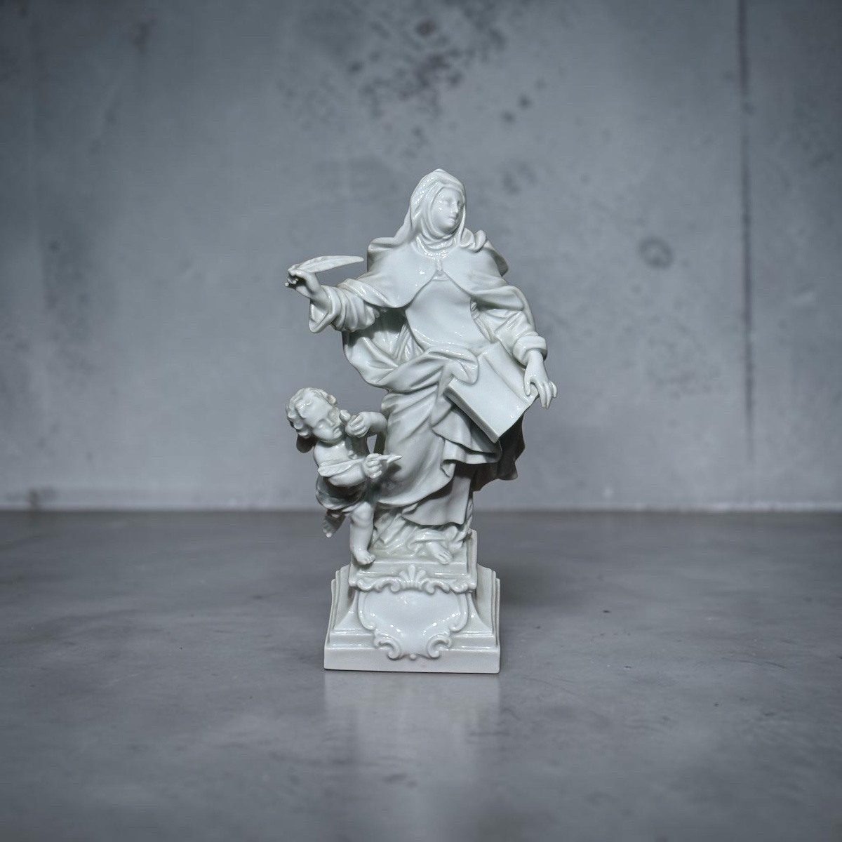 Sainte Thérèse de Jésus. Porcelaine émaillée. Fin du XVIIIe siècle.