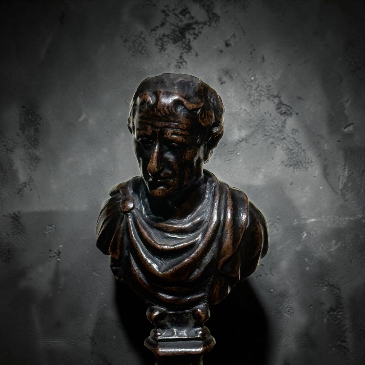 Paire de bustes de petit format représentant des empereurs romains. XVIIe siècle. Bronze, sur s-photo-2