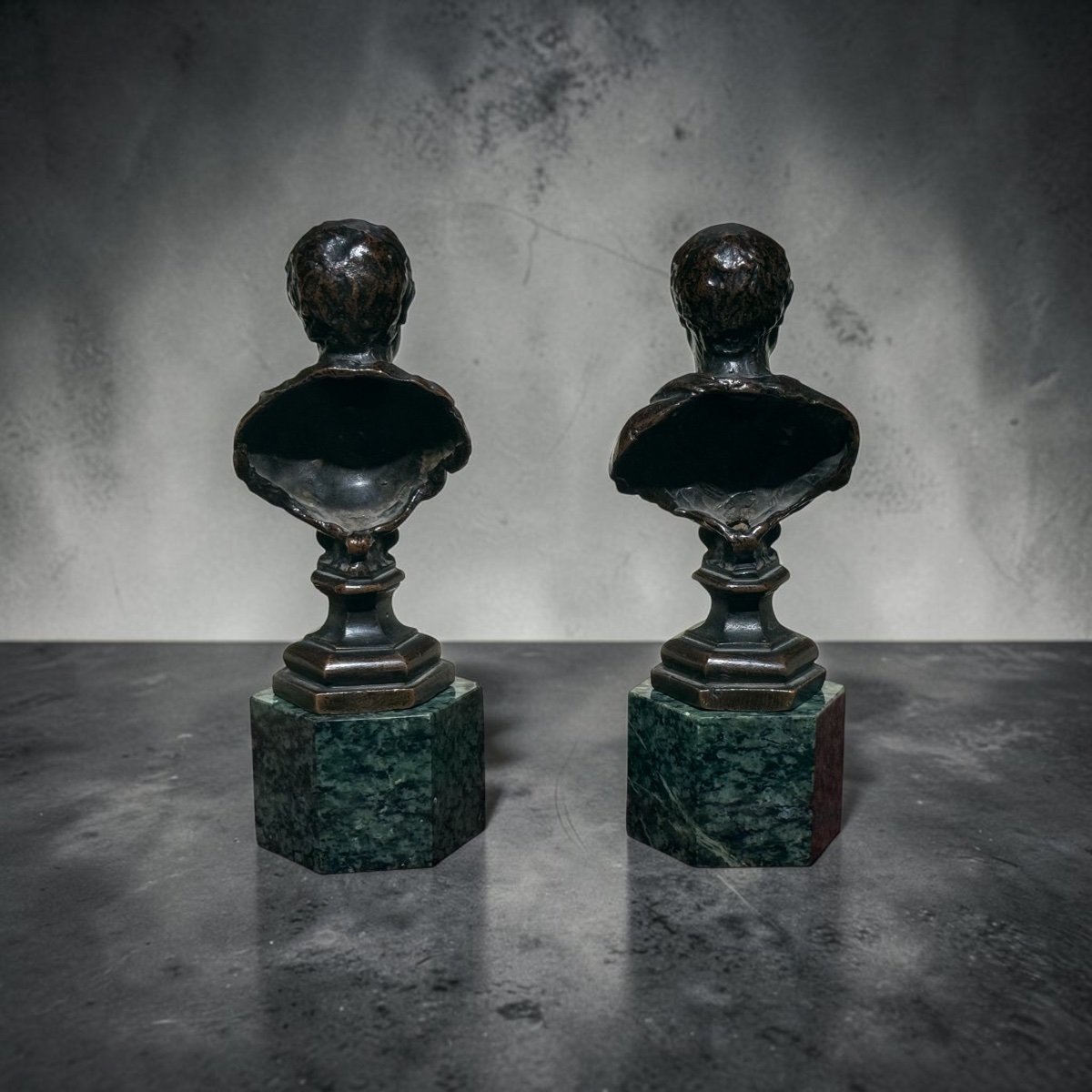Paire de bustes de petit format représentant des empereurs romains. XVIIe siècle. Bronze, sur s-photo-3