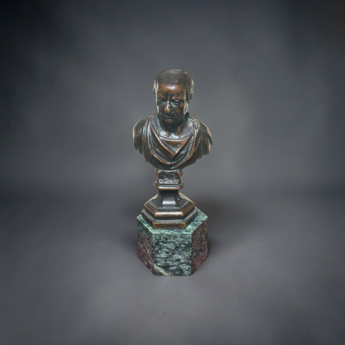Paire de bustes de petit format représentant des empereurs romains. XVIIe siècle. Bronze, sur s-photo-4